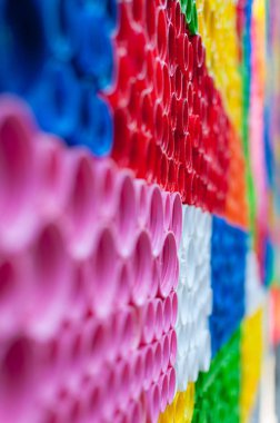 Plastik şişe kapaklarının yakın çekim. Çok renkli şişe kapaklarından yapılmış sanat.