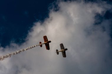 Arka planda bulutlar ile gökyüzünde uçan akrobasi uçakları