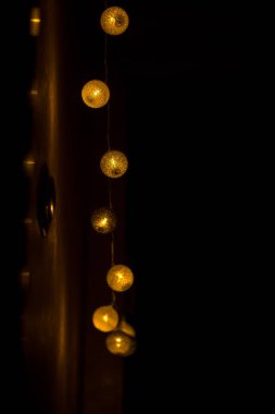 Dekoratif küre, duvardaki ampuller. Işıklar asılı. Seçici odak