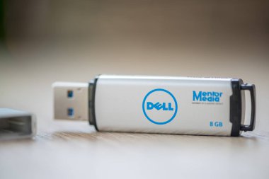 Timisoara, Romanya - 12 Ocak 2019: Dell Mentor Media Usb stick, flash pen, 8 Gb'ın yakın çekimi