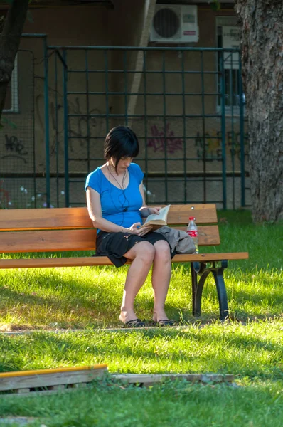 Timisoara Rumania Julio 2013 Mujer Sentada Banco Chica Leyendo Libro — Foto de Stock