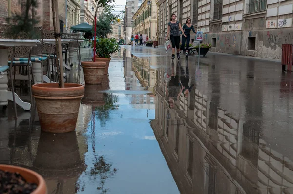 Timisoara Rumania Julio 2014 Gente Caminando Por Calle Después Lluvia — Foto de Stock