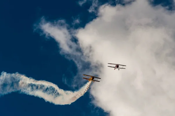 飞行飞机在天空中飞行 背景是云 — 图库照片