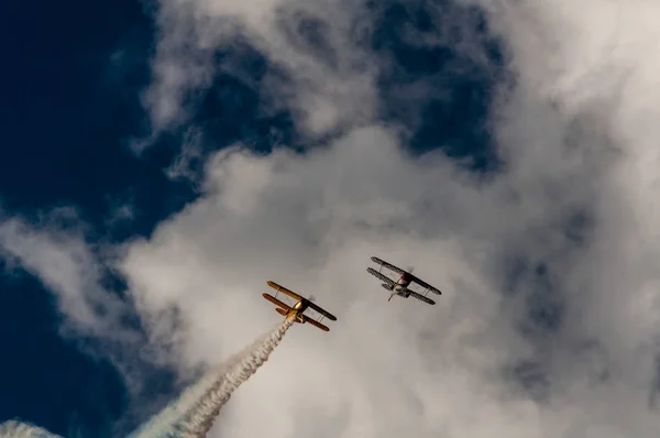 Аэробатические Самолеты Летают Небе Облаками Заднем Плане — стоковое фото