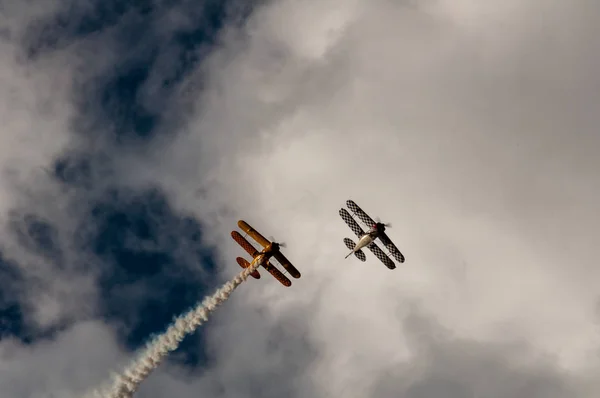 Aerobic Fly Der Flyver Himlen Med Skyer Baggrunden - Stock-foto