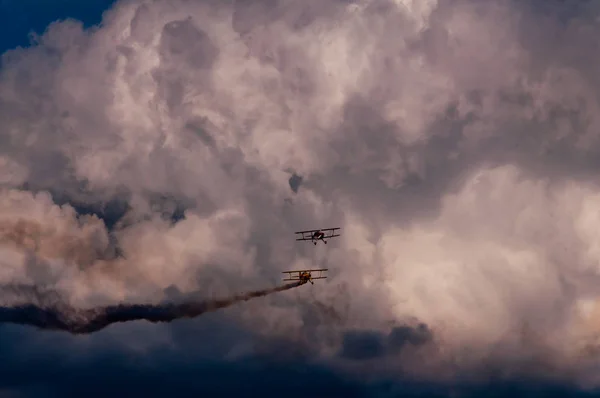 Aviões Aeronáuticos Voando Céu Com Nuvens Fundo — Fotografia de Stock