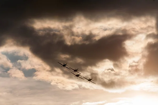 Аэробатические Самолеты Летают Небе Облаками Заднем Плане — стоковое фото