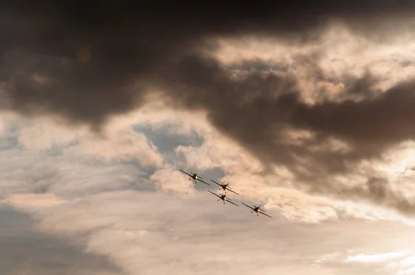 飞行飞机在天空中飞行 背景是云 — 图库照片