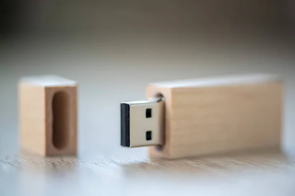 Primer Plano Una Memoria Usb Lápiz Flash Caja Madera — Foto de Stock