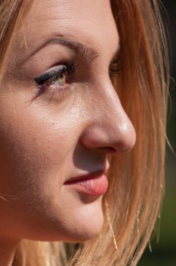 Güneşli bir günde bir kadının yakın çekim portresi