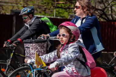 Timisoara, Romanya - 3 Nisan 2016: İnsanlar bahar pedalında bisiklet sürüyor