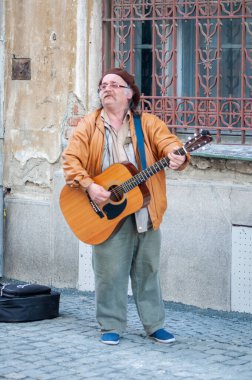 Timisoara, Romanya - 2 Nisan 2016: Adam sokakta şarkı söylüyor ve gitar çalıyor. Gerçek insanlar..
