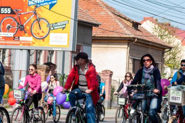 Timisoara, Romanya - 3 Nisan 2016: İnsanlar bahar pedalında bisiklet sürüyor