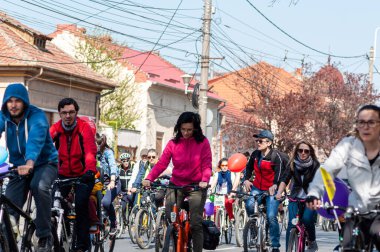Timisoara, Romanya - 3 Nisan 2016: İnsanlar bahar pedalında bisiklet sürüyor