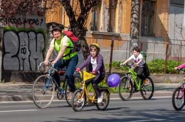 Timisoara, Romanya - 3 Nisan 2016: İnsanlar bahar pedalında bisiklet sürüyor