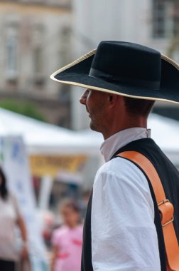 Timisoara, Romanya - 15 Eylül 2018: Nöbetçi değiştirme töreni. Dönem kostümleri.