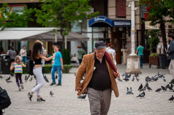 Timisoara Rumania Abril 2016 Hombre Caminando Por Calle Gente Real — Foto de Stock