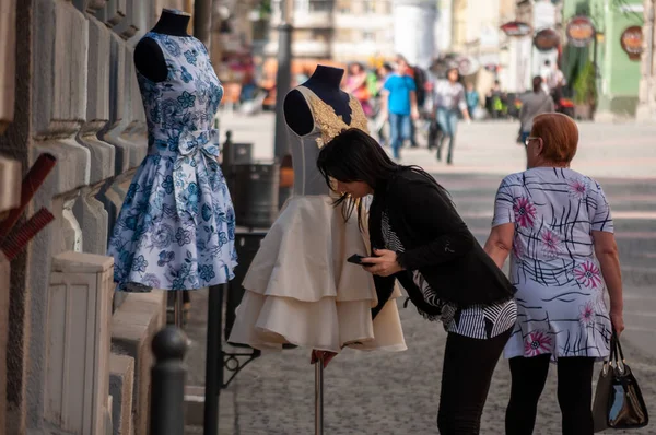 Timisoara Rumania Abril 2016 Mujer Montando Maniquí Para Sus Vestidos — Foto de Stock