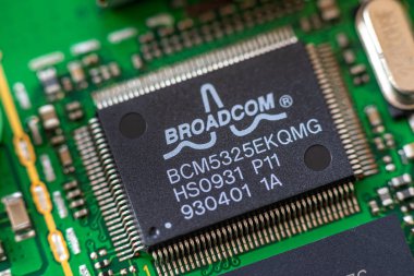 Timisoara, Romanya - 05 Nisan 2020: Broadcom BCM5325EKQMG ethernet kontrolörüne yakın çekim. Elektronik bileşenler.