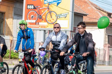Timisoara, Romanya - 3 Nisan 2016: İnsanlar bahar pedalında bisiklet sürüyor