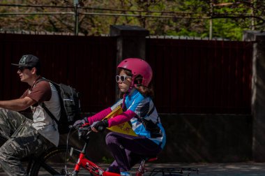Timisoara, Romanya - 3 Nisan 2016: İnsanlar bahar pedalında bisiklet sürüyor