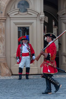 Timisoara, Romanya - 15 Eylül 2018: Nöbetçi değiştirme töreni. Dönem kostümleri.