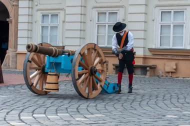 Timisoara, Romanya - 15 Eylül 2018: Nöbetçi değiştirme töreni. Dönem kostümleri.