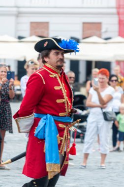 Timisoara, Romanya - 15 Eylül 2018: Nöbetçi değiştirme töreni. Dönem kostümleri.