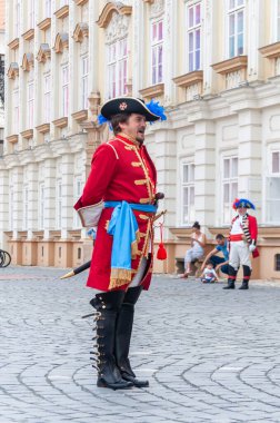 Timisoara, Romanya - 15 Eylül 2018: Nöbetçi değiştirme töreni. Dönem kostümleri.
