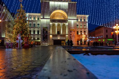 Timisoara, Romanya - 13 Ocak 2019: Timisoara Operası manzarası. Gece sahnesi. Noel tatili. Yeni Yıl.
