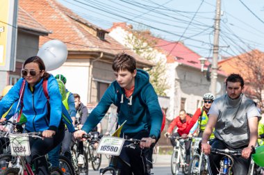 Timisoara, Romanya - 3 Nisan 2016: İnsanlar bahar pedalında bisiklet sürüyor