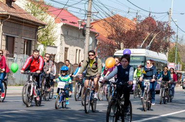 Timisoara, Romanya - 3 Nisan 2016: İnsanlar bahar pedalında bisiklet sürüyor