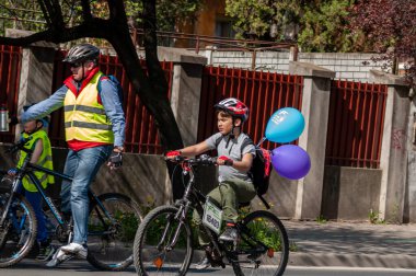 Timisoara, Romanya - 3 Nisan 2016: İnsanlar bahar pedalında bisiklet sürüyor