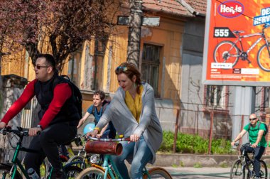 Timisoara, Romanya - 3 Nisan 2016: İnsanlar bahar pedalında bisiklet sürüyor