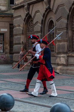 Timisoara, Romanya - 15 Eylül 2018: Nöbetçi değiştirme töreni. Dönem kostümleri.