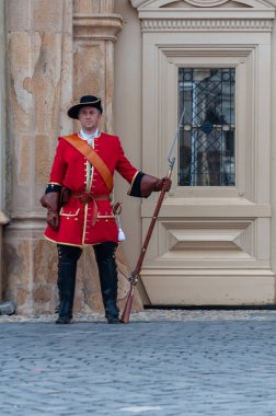 Timisoara, Romanya - 15 Eylül 2018: Nöbetçi değiştirme töreni. Dönem kostümleri.