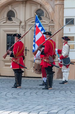Timisoara, Romanya - 15 Eylül 2018: Nöbetçi değiştirme töreni. Dönem kostümleri.