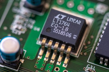 Timisoara, Romanya - 11 Nisan 2020: Linear Technology LT1764 LDO Düzenleyicilerine yakın çekim. Elektronik bileşenler.