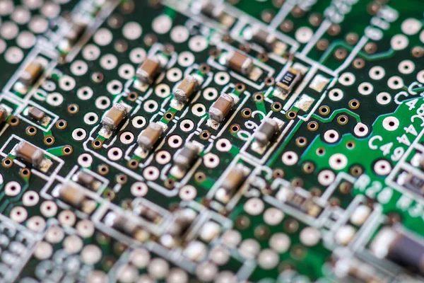 Yazılı bir devre kartındaki SMD kondansatörlerine yakın çekim. Elektronik bileşenler.