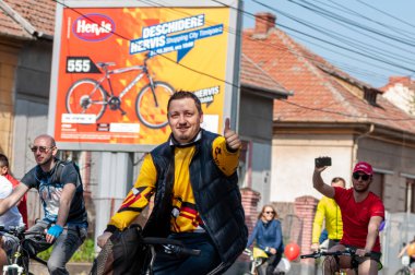 Timisoara, Romanya - 3 Nisan 2016: İnsanlar bahar pedalında bisiklet sürüyor