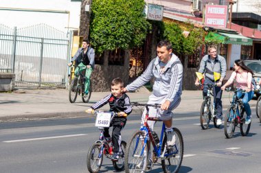 Timisoara, Romanya - 3 Nisan 2016: İnsanlar bahar pedalında bisiklet sürüyor