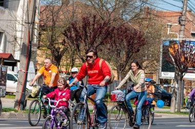 Timisoara, Romanya - 3 Nisan 2016: İnsanlar bahar pedalında bisiklet sürüyor