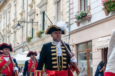 Timisoara, Romanya - 15 Eylül 2018: Nöbetçi değiştirme töreni. Dönem kostümleri.