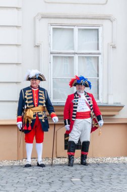 Timisoara, Romanya - 15 Eylül 2018: Nöbetçi değiştirme töreni. Dönem kostümleri.