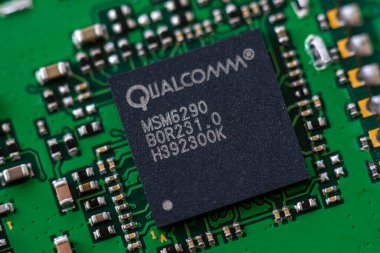 Timisoara, Romanya - 05 Nisan 2020: Qualcomm MSM6290 'a yakın çekim. Elektronik bileşenler.