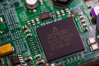 Timisoara, Romanya - 09 Nisan 2020: Broadcom BCM5708CKFB entegre devre. Elektronik bileşenler.