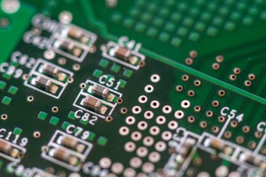 Yazılı bir devre kartındaki SMD kondansatörlerine yakın çekim. Elektronik bileşenler.