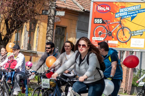 Timisoara, Romanya - 3 Nisan 2016: İnsanlar bahar pedalında bisiklet sürüyor
