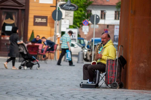 Timisoara Rumania Abril 2016 Hombre Tocando Saxofón Calle Gente Real — Foto de Stock