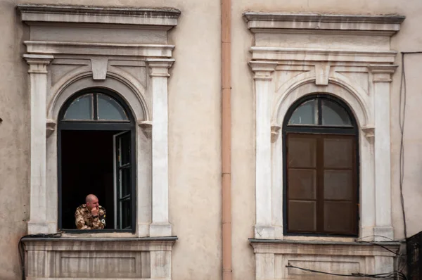 Timisoara Rumania Abril 2016 Militar Una Ventana Mirando Calle Gente — Foto de Stock